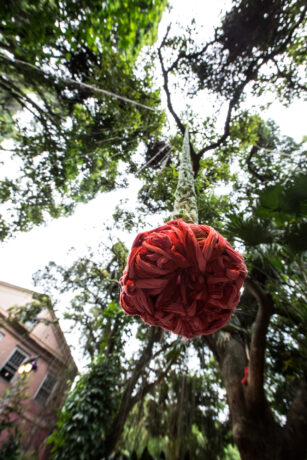  Obra(s) por Ernesto Neto.  Da atividade Manjar: Amar em Liberdade. 