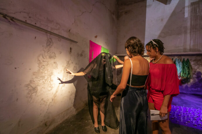  Obra(s) por Hélio Oiticica.  Da atividade Baile da Aurora Sincera. 