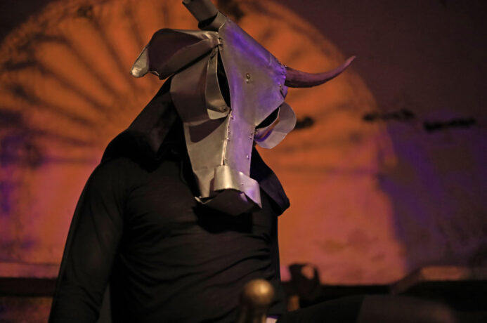  Obra(s) por Teatro Oficina Uzyna Uzona.  Da atividade Manjar: Re-Conhecimento. 