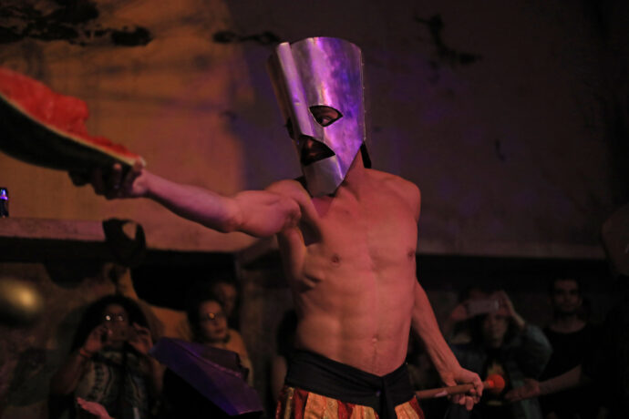  Obra(s) por Teatro Oficina Uzyna Uzona.  Da atividade Manjar: Re-Conhecimento. 