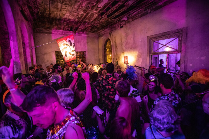  Obra(s) por AVAF.  Da atividade Baile da Aurora Sincera II. 