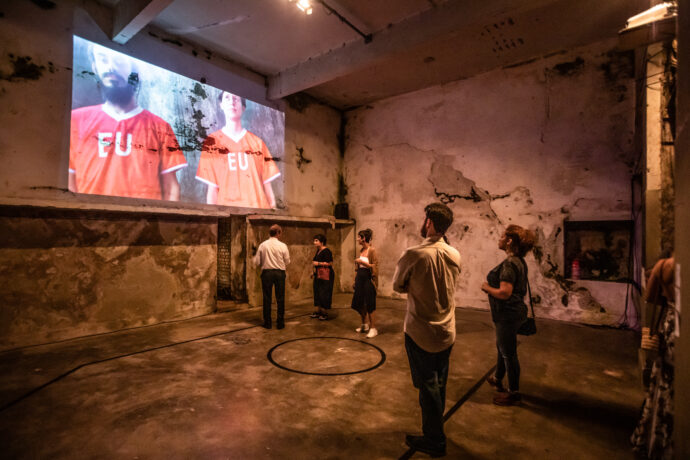  Obra(s) por Ricardo Basbaum.  Da atividade Manjar: À Construção. 