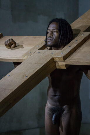  Obra(s) por Carlos Martiel.  Da atividade Manjar: Carlos Martiel, Carlos Motta, Jaime Lauriano. 