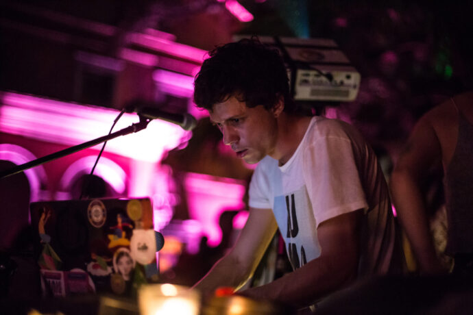  Obra(s) por VJ Suave.  Da atividade Manjar: Guy Veloso, Híbridos (Vincent Moon e Priscilla Telmon), VJ Suave. 