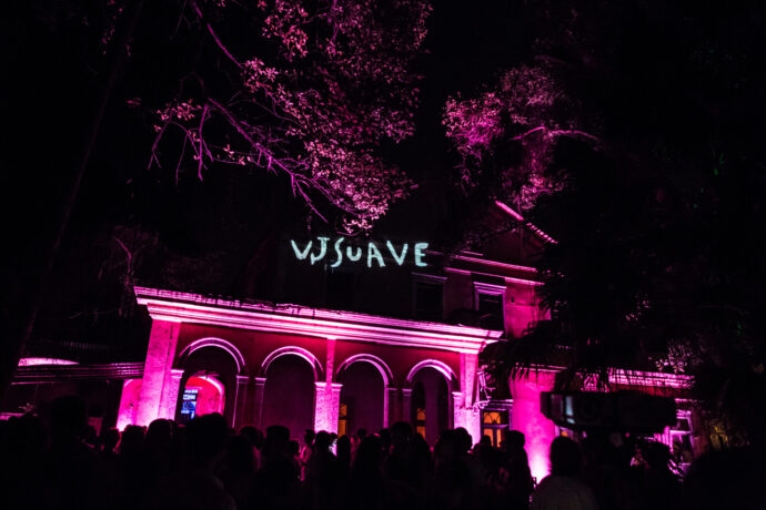  Obra(s) por VJ Suave.  Da atividade Manjar: Guy Veloso, Híbridos (Vincent Moon e Priscilla Telmon), VJ Suave. 