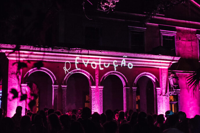  Obra(s) por VJ Suave.  Da atividade Manjar: Guy Veloso, Híbridos (Vincent Moon e Priscilla Telmon), VJ Suave. 