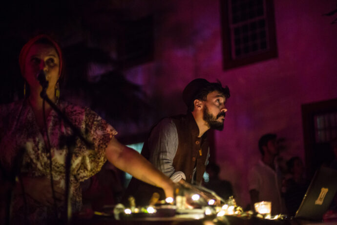  Obra(s) por Vincent Moon e Priscilla Telmon.  Da atividade Manjar: Guy Veloso, Híbridos (Vincent Moon e Priscilla Telmon), VJ Suave. 