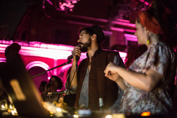  Obra(s) por Vincent Moon e Priscilla Telmon.  Da atividade Manjar: Guy Veloso, Híbridos (Vincent Moon e Priscilla Telmon), VJ Suave. 