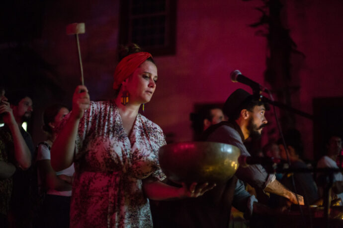  Obra(s) por Vincent Moon e Priscilla Telmon.  Da atividade Manjar: Guy Veloso, Híbridos (Vincent Moon e Priscilla Telmon), VJ Suave. 