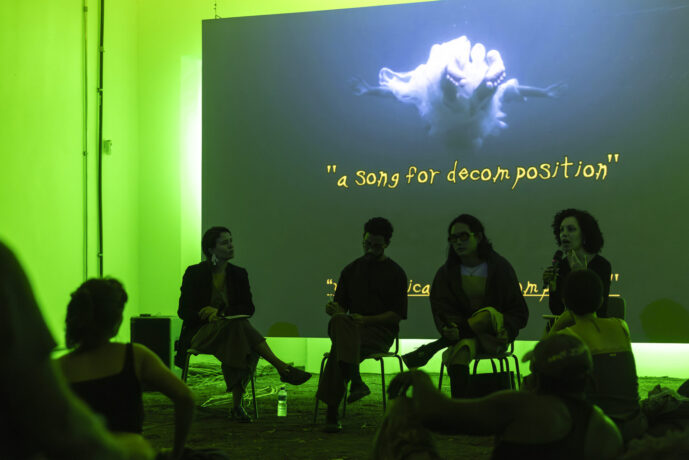  Da atividade Korakrit Arunanondchai: Mas palavras fazem mundos . 