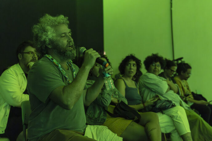  Da atividade Korakrit Arunanondchai: Mas palavras fazem mundos . 