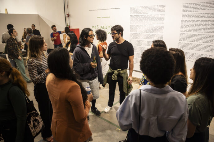  Da atividade Korakrit Arunanondchai: Mas palavras fazem mundos . 