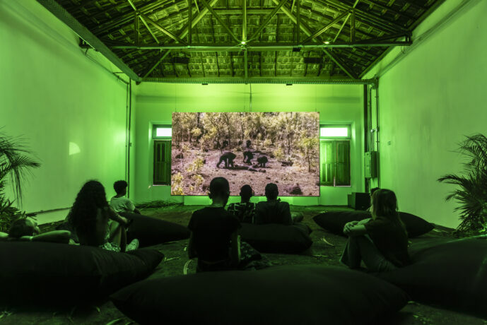  Da atividade Korakrit Arunanondchai: Mas palavras fazem mundos . 