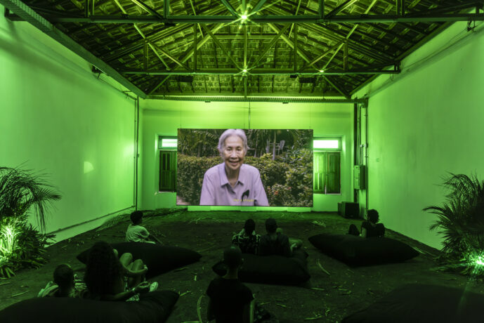  Da atividade Korakrit Arunanondchai: Mas palavras fazem mundos . 