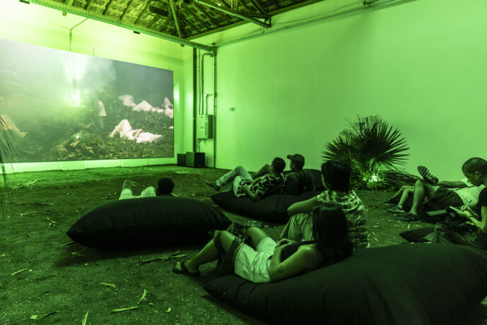  Da atividade Korakrit Arunanondchai: Mas palavras fazem mundos . 