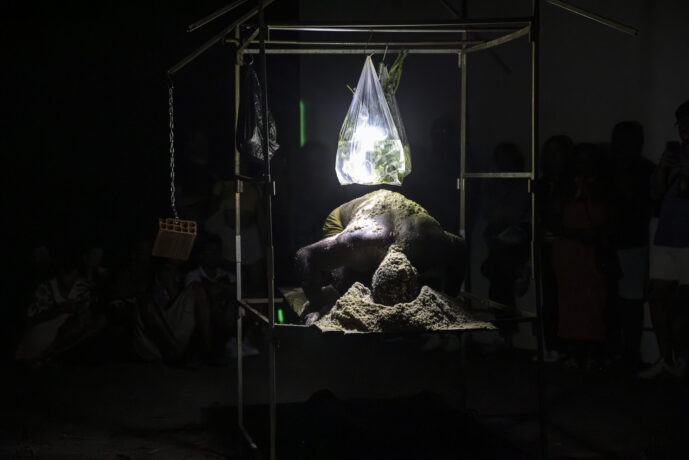  Da atividade Korakrit Arunanondchai: Mas palavras fazem mundos . 