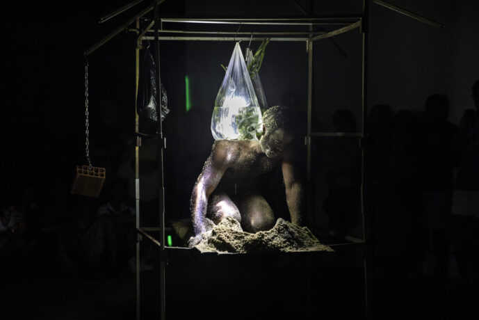  Da atividade Korakrit Arunanondchai: Mas palavras fazem mundos . 