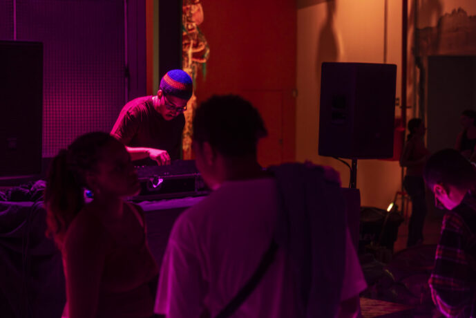  Da atividade Korakrit Arunanondchai: Mas palavras fazem mundos . 